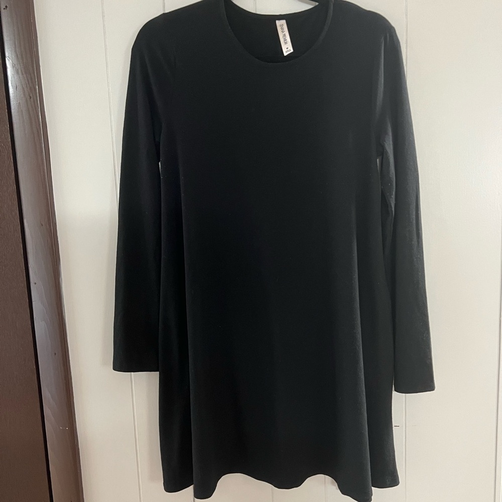 Versatile medium black shift dress